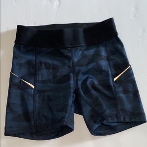 luluemon spandex workout shorts SIZE 2!! blue camo